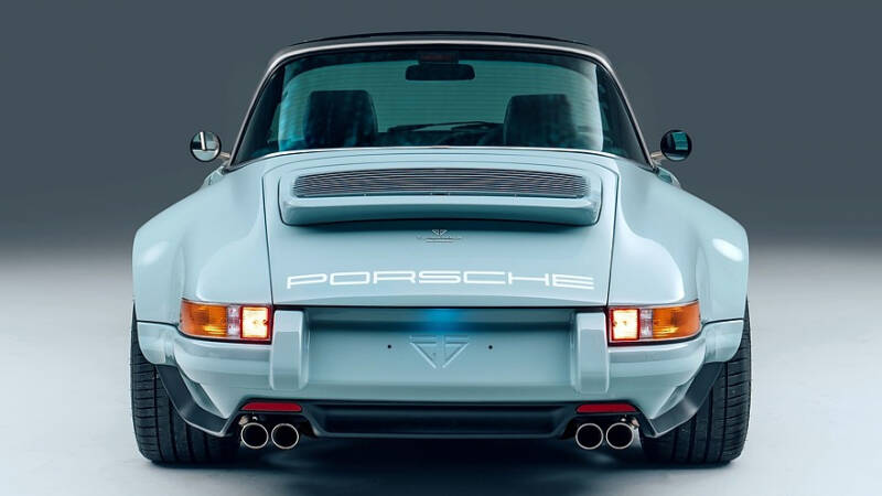 Карбоновый рестомод Theon GBR003 Targa: езда с ветерком без потери жёсткости