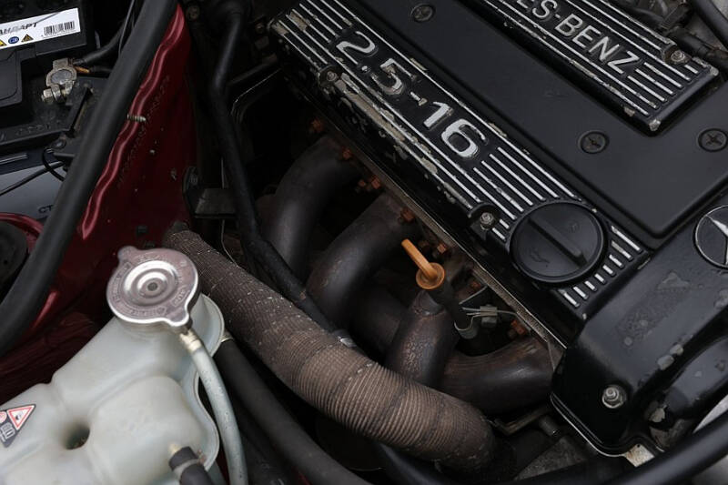 Спорт, британский мотор и активная подвеска: опыт владения Mercedes-Benz 190E 2.5-16 Cosworth