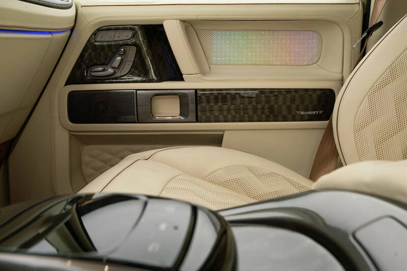Золотой кирпич: уникальный удлинённый &laquo;гелик&raquo; от Mansory с 900-сильным V8