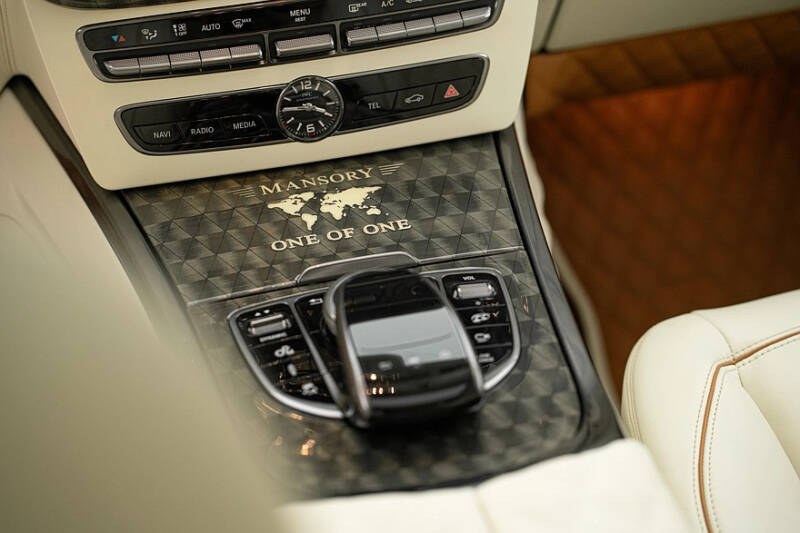 Золотой кирпич: уникальный удлинённый &laquo;гелик&raquo; от Mansory с 900-сильным V8